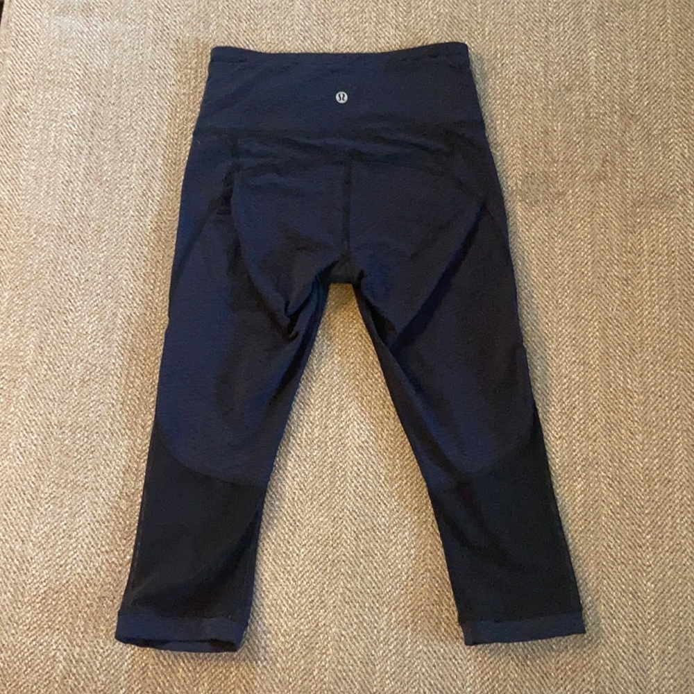 Size 4 LULULEMON crops. No flaws!